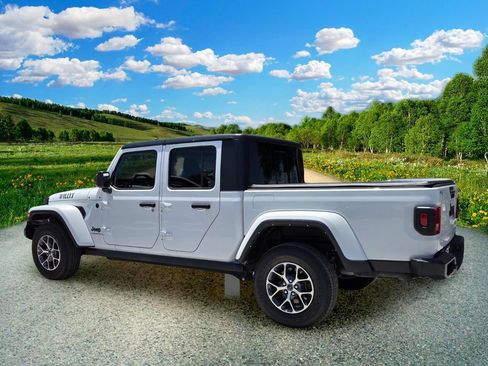 Used 2021 Jeep Gladiator Overland AWD/4WD image 4