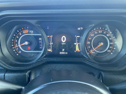 Used 2025 Jeep Wrangler Unlimited Rubicon w/ Convenience Group AWD/4WD image 17