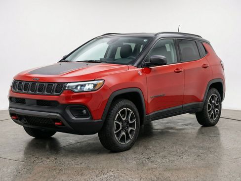 Used 2025 Jeep Compass Trailhawk AWD/4WD image 3