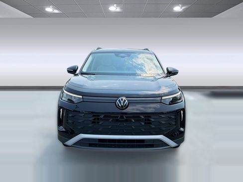 Used 2025 Volkswagen Tiguan SE AWD/4WD image 6