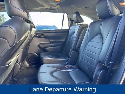 Used 2021 Toyota Highlander XLE image 11