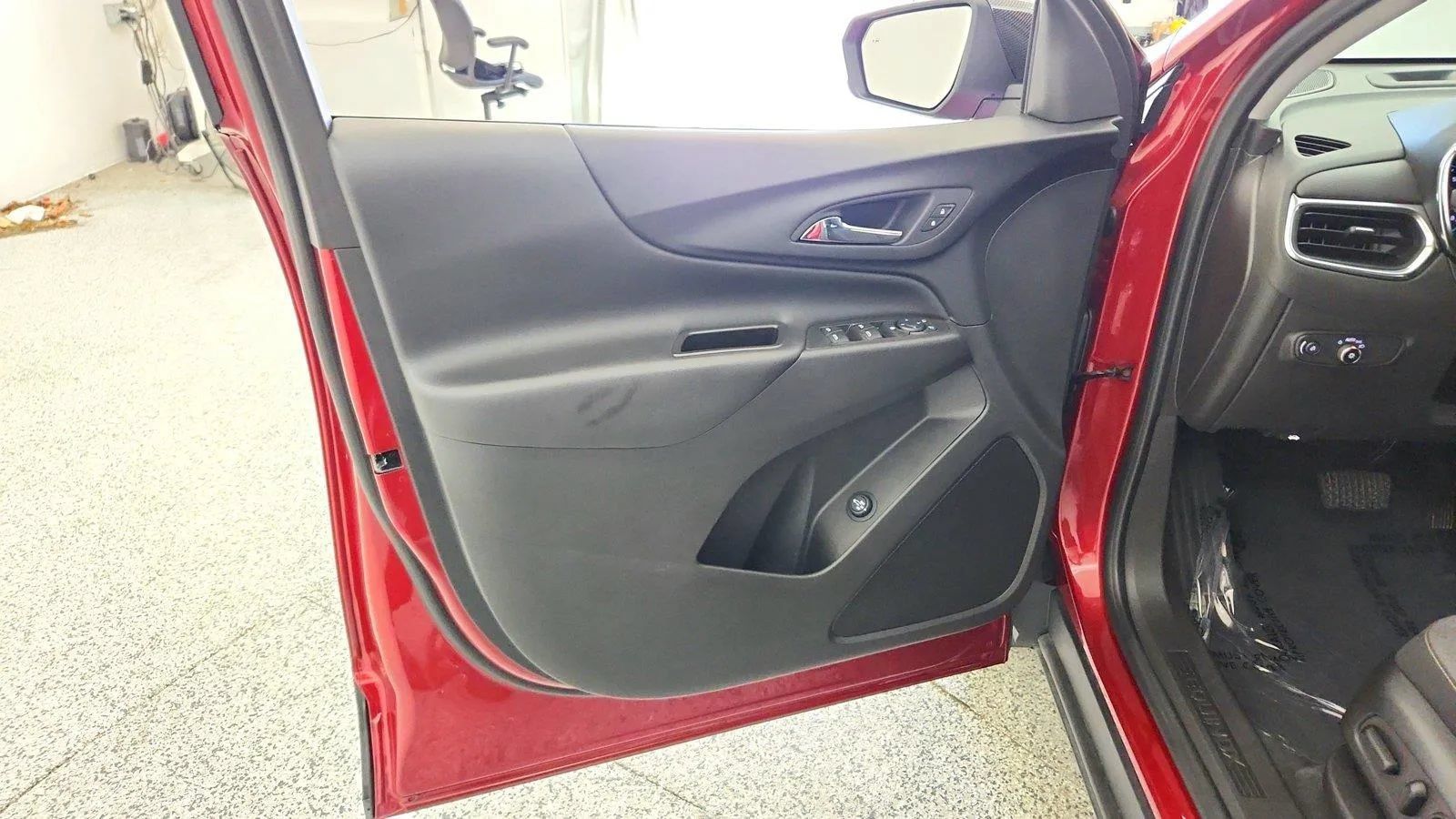 Used 2024 Chevrolet Equinox LT FWD image 24