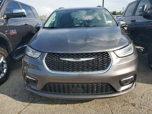 Certified 2023 Chrysler Pacifica Limited FWD image 2