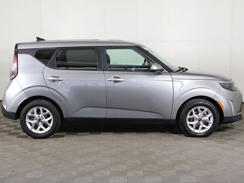 Used 2023 Kia Soul LX w/ LX Technology Package image 17