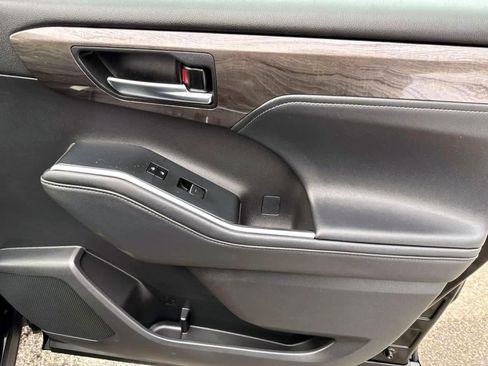 Used 2024 Toyota Highlander Platinum image 10