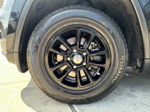 Used 2019 Jeep Grand Cherokee Laredo RWD image 9