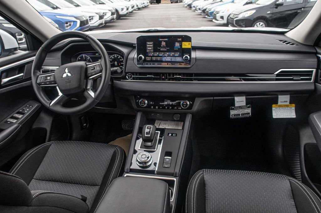 Used 2025 Mitsubishi Outlander ES AWD/4WD image 16