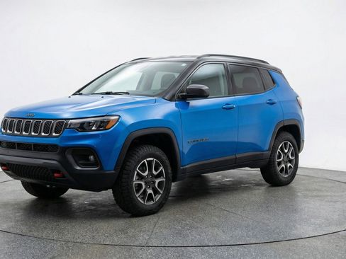 Used 2025 Jeep Compass Trailhawk AWD/4WD image 3