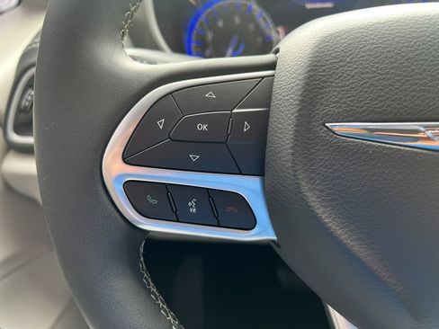 Used 2023 Chrysler Pacifica Touring-L image 22