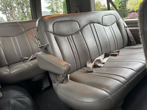 Used 2000 GMC Savana 3500 Extended Passenger RWD image 23
