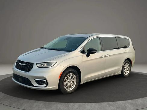 Used 2024 Chrysler Pacifica Touring-L FWD image 1