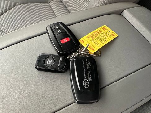 Used 2023 Toyota Highlander L FWD image 8