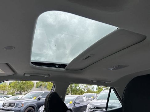 Used 2024 Hyundai Venue SEL FWD image 8