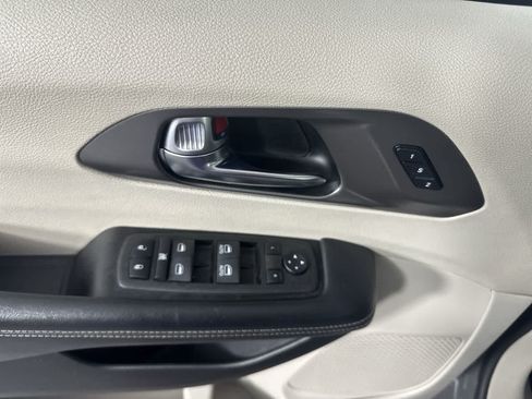 Used 2022 Chrysler Pacifica Touring-L FWD image 12