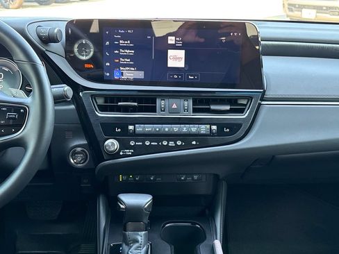 Used 2025 Lexus ES 300h w/ Premium Package FWD image 27