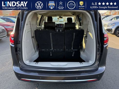 Used 2023 Chrysler Pacifica Touring-L image 15