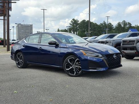 Used 2024 Nissan Altima 2.5 SR FWD image 2