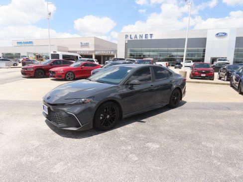 Used 2025 Toyota Camry SE w/ Convenience Package FWD image 2
