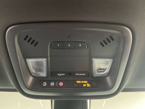 Used 2023 Chevrolet Traverse LT image 17