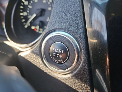 Used 2019 Nissan Rogue SV image 16