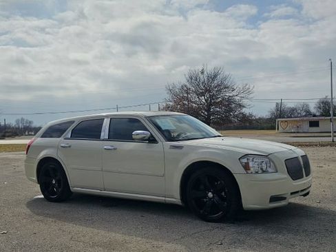 Used 2005 Dodge Magnum SE RWD image 2