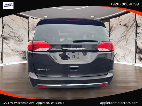Used 2018 Chrysler Pacifica Touring-L Plus FWD image 4