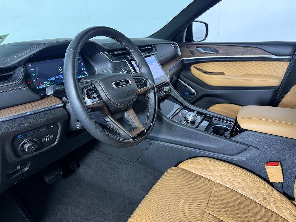 Used 2023 Jeep Grand Cherokee Summit w/ Luxury Tech Group V AWD/4WD image 13