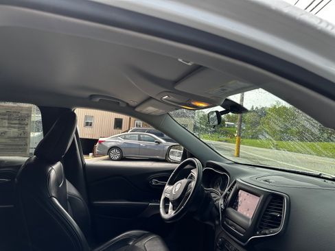 Used 2019 Jeep Cherokee Latitude Plus w/ Cold Weather Group AWD/4WD image 10