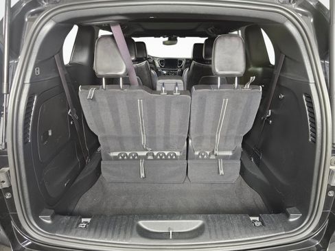 Used 2023 Chrysler Pacifica Limited w/ Uconnect Theater Family Group FWD image 18