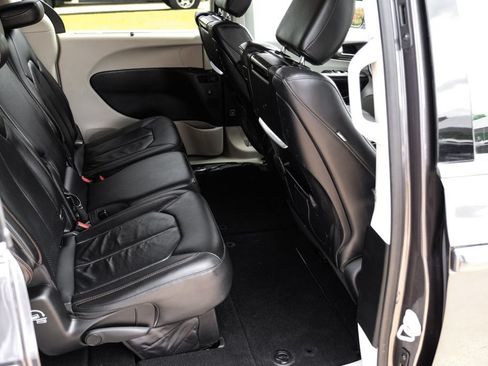 Used 2018 Chrysler Pacifica Touring-L Plus w/ Advanced Safetytec Group FWD image 38