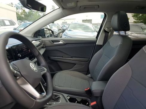Certified 2025 Volkswagen Taos SE FWD image 17