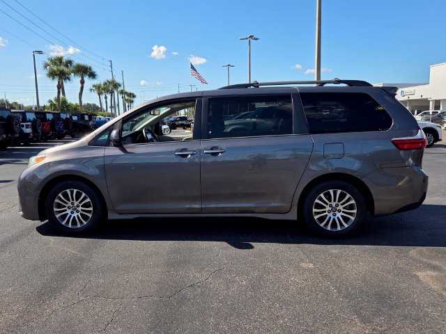Used 2020 Toyota Sienna XLE Premium FWD image 4