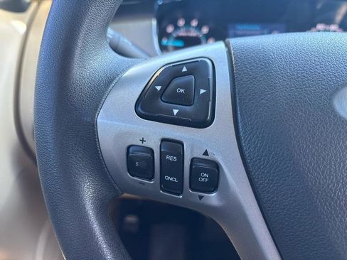 Used 2016 Ford Taurus SE FWD image 15