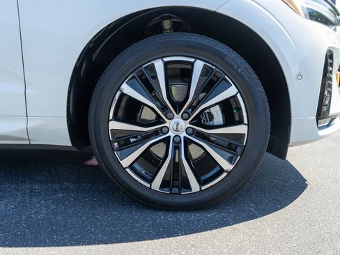 Used 2024 Volvo XC60 B5 Plus w/ Protection Package Premier AWD/4WD image 11