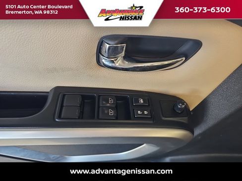 Used 2017 Nissan Titan SV image 9
