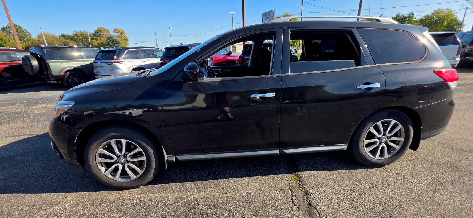 Used 2015 Nissan Pathfinder SV w/ Cargo Package FWD image 3