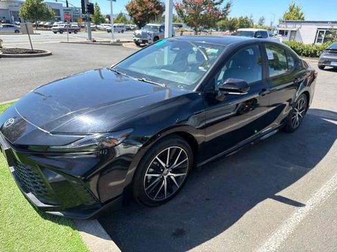 Used 2025 Toyota Camry SE FWD image 17