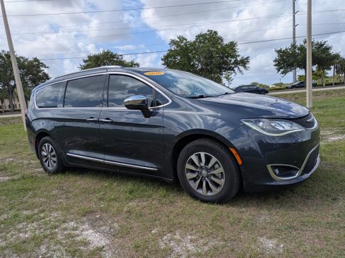 Used 2020 Chrysler Pacifica Limited w/ Advanced Safetytec Group FWD image 2
