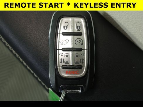 Used 2022 Chrysler Pacifica Touring-L image 7