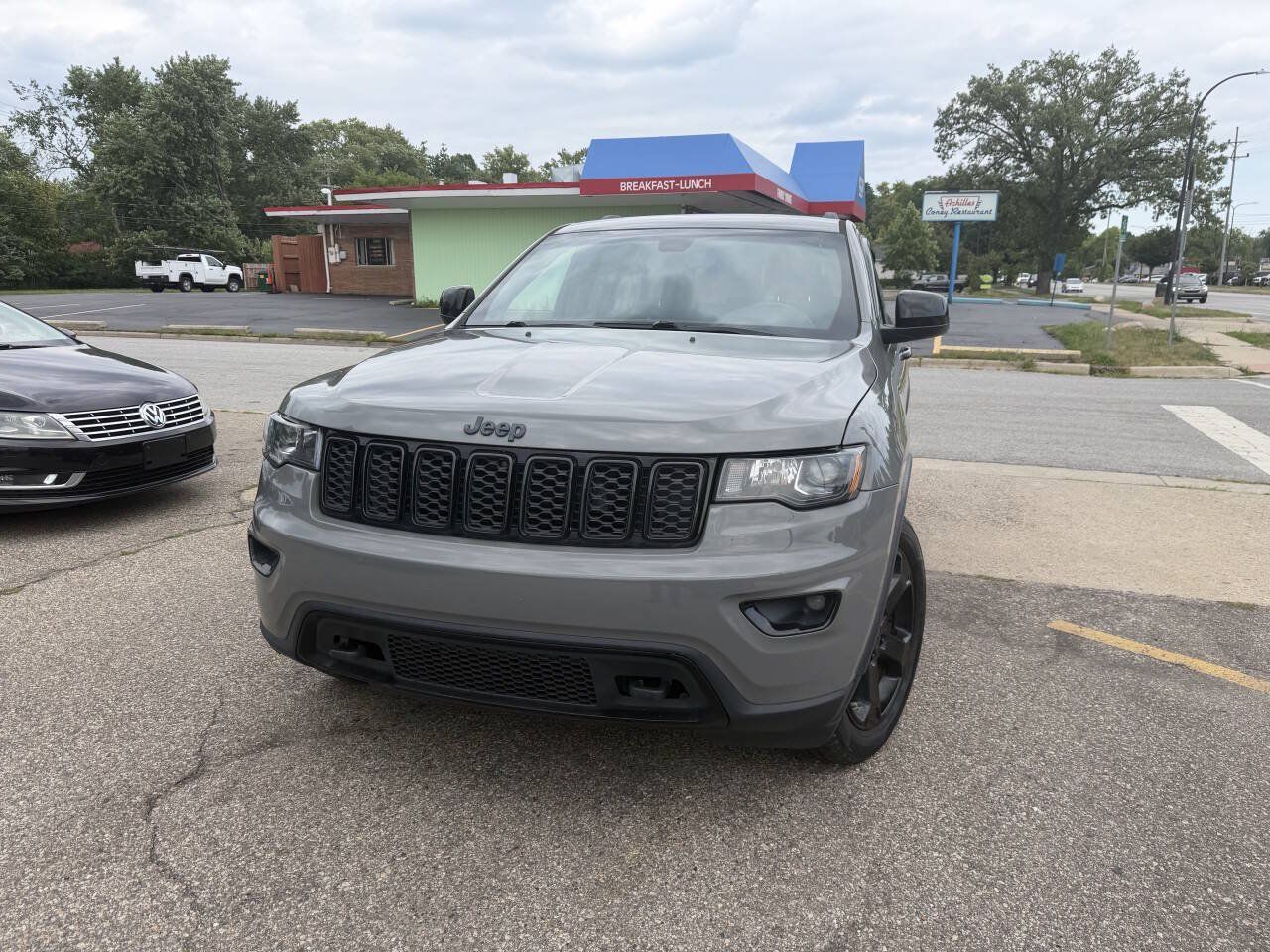 Used 2019 Jeep Grand Cherokee Laredo AWD/4WD image 4