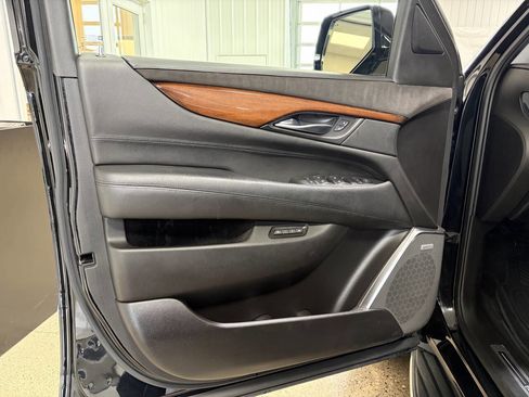 Used 2016 Cadillac Escalade Luxury image 24