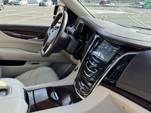 Used 2017 Cadillac Escalade Premium Luxury image 18
