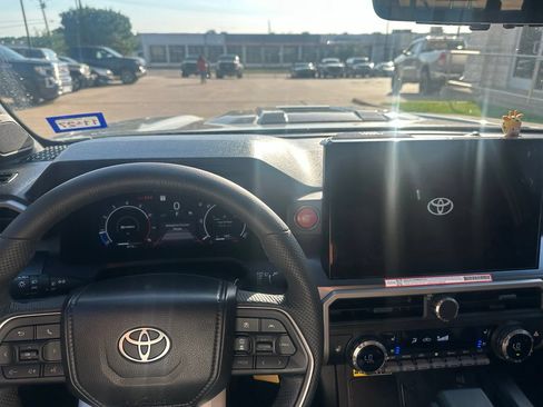 Used 2022 Ford F250 Lariat w/ Lariat Value Package RWD image 18