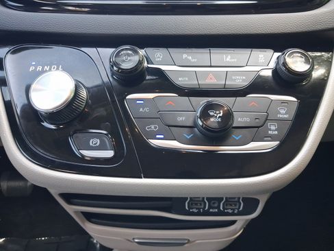 Used 2024 Chrysler Pacifica Touring-L FWD image 13