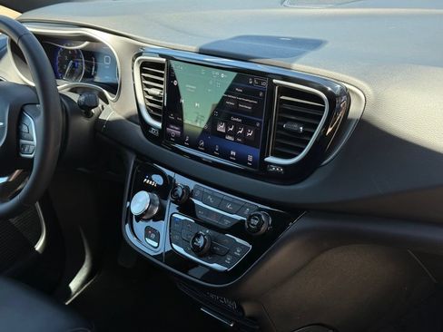 Used 2025 Chrysler Pacifica Select FWD image 26