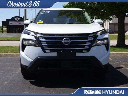 Used 2024 Nissan Rogue SV image 8