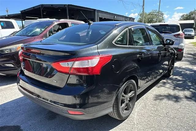 Used 2014 Ford Focus SE w/ SE Winter Package FWD image 9