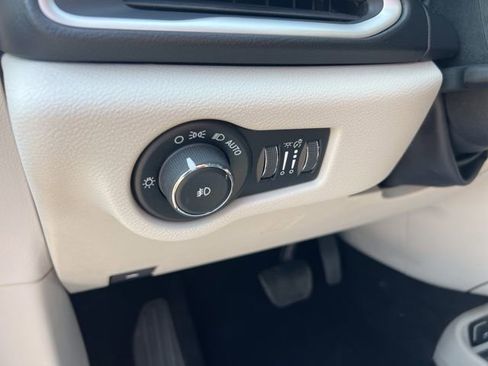 Used 2017 Chrysler Pacifica Touring-L w/ Tire & Wheel Group FWD image 8