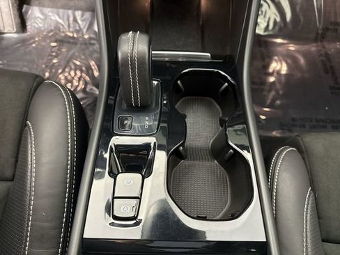 Used 2019 Volvo XC40 T5 R-Design image 17