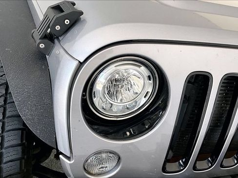 Used 2018 Jeep Wrangler Unlimited Sahara AWD/4WD image 39
